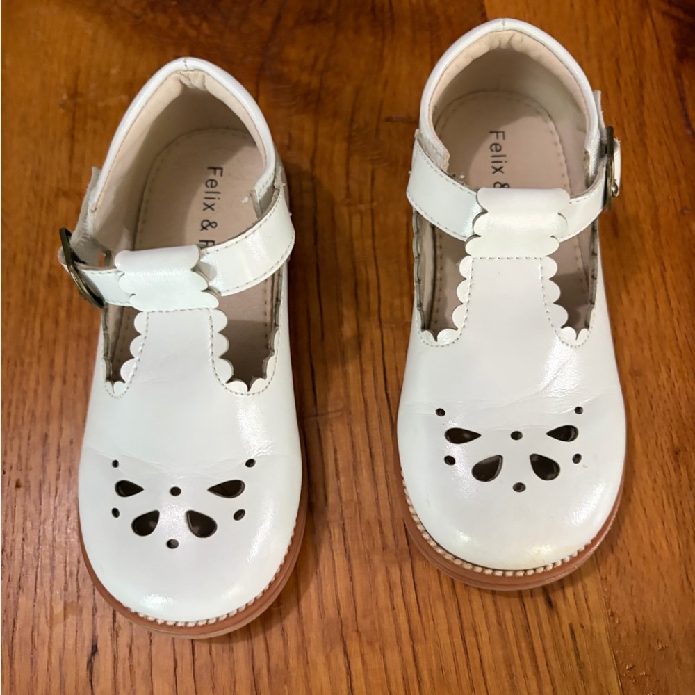 Felix & Flora Precious White Mary Jane Dress Shoes with Floral Cut Out, Size 9